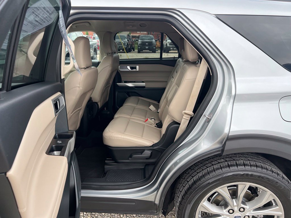 Used 2023 Ford Explorer XLT AWD/4WD image 16