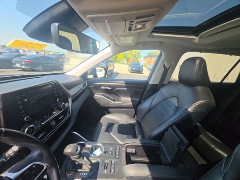 Used 2022 Toyota Highlander XLE AWD/4WD image 24