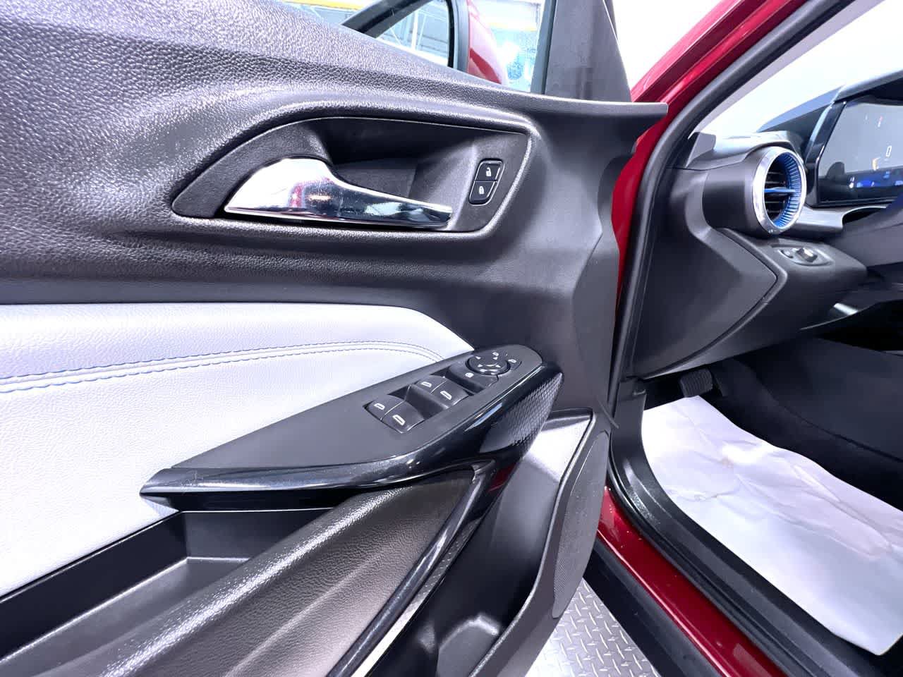 Used 2025 Chevrolet Trax LT FWD image 12
