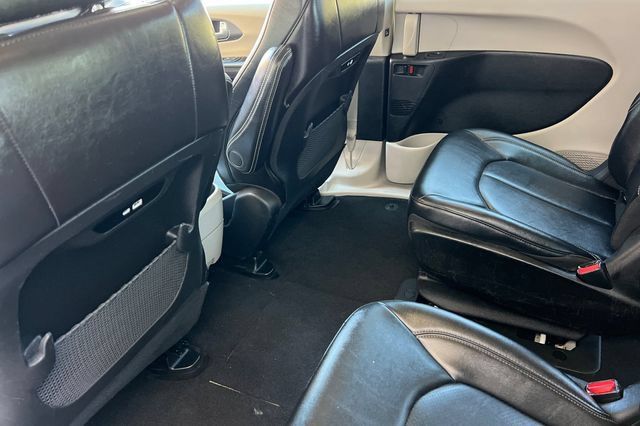 Used 2024 Chrysler Pacifica Limited FWD image 13