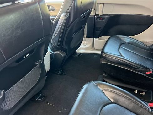 Used 2024 Chrysler Pacifica Limited FWD image 13