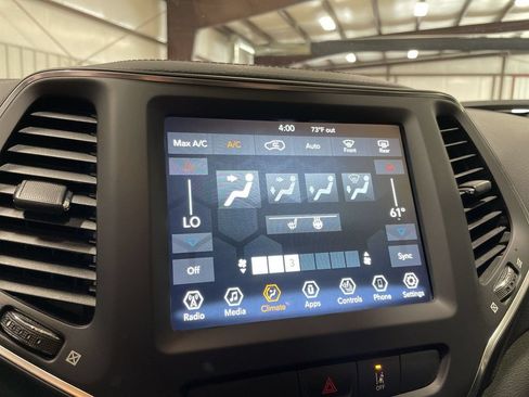 Used 2022 Jeep Cherokee Latitude Lux w/ Sun & Sound Group AWD/4WD image 21