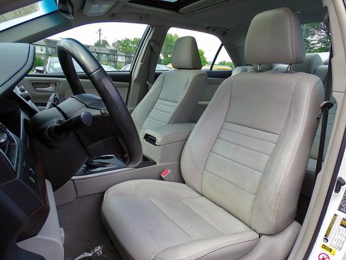 Used 2015 Toyota Camry XLE w/ Moonroof Package FWD image 16