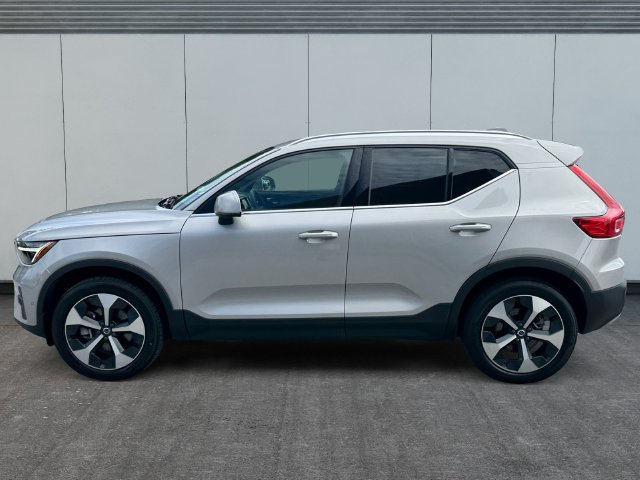 Used 2025 Volvo XC40 B5 Plus AWD/4WD image 2