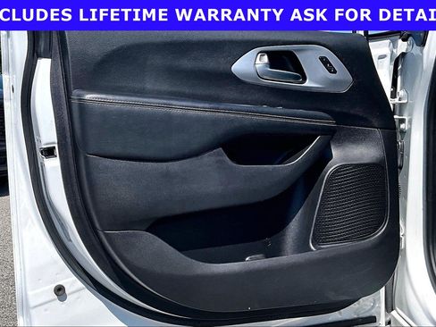 Used 2020 Chrysler Pacifica Touring-L w/ S Appearance Package FWD image 19