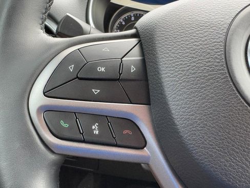Used 2019 Jeep Cherokee Latitude Plus w/ Cold Weather Group AWD/4WD image 16