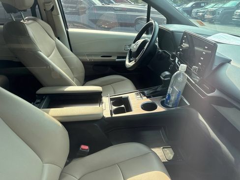 Used 2021 Toyota Sienna XLE FWD image 7