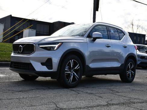 Used 2025 Volvo XC40 B5 Core image 3