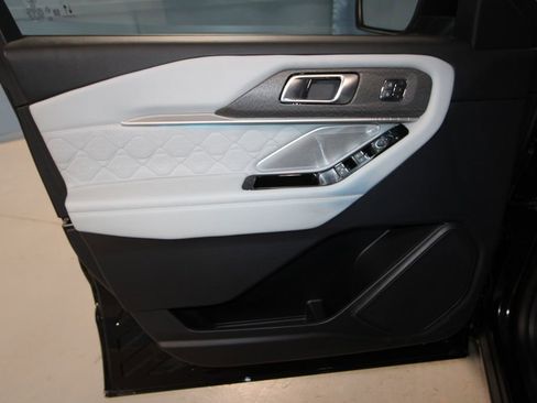 Used 2025 Ford Explorer Platinum w/ LUX Leather Package AWD/4WD image 5