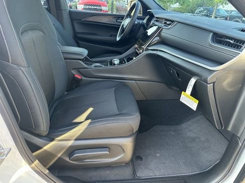 New 2025 Jeep Grand Cherokee L Laredo image 13