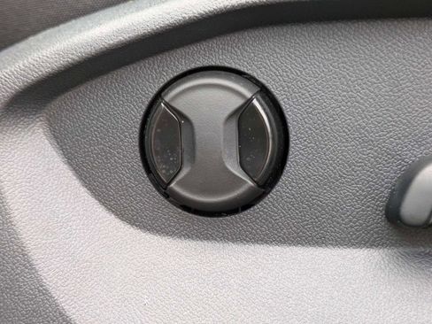 Certified 2025 Volkswagen Taos SE w/ Panoramic Sunroof Package image 25