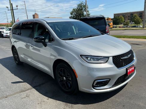 Used 2024 Chrysler Pacifica Touring-L FWD image 3
