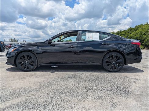 Used 2022 Nissan Altima 2.5 SR w/ Midnight Edition Package FWD image 4