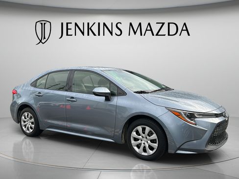 Used 2021 Toyota Corolla LE FWD image 2