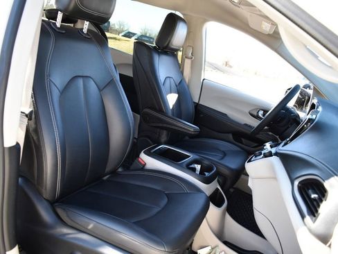 Used 2024 Chrysler Pacifica Touring-L w/ Uconnect Theater Family Group image 29