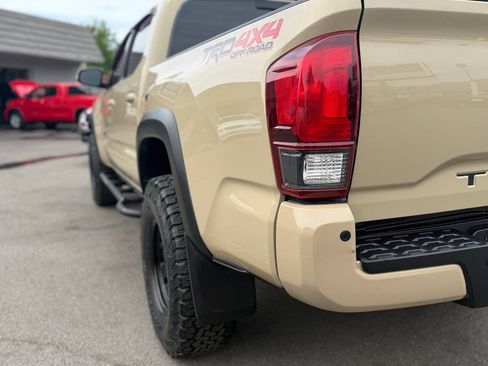 Used 2018 Toyota Tacoma TRD Off-Road w/ Technology Package AWD/4WD image 43