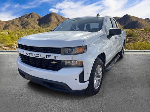 Used 2020 Chevrolet Silverado 1500 Custom w/ Custom Value Package RWD image 2