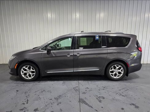 Used 2019 Chrysler Pacifica Touring-L Plus w/ Advanced Safetytec Group FWD image 4