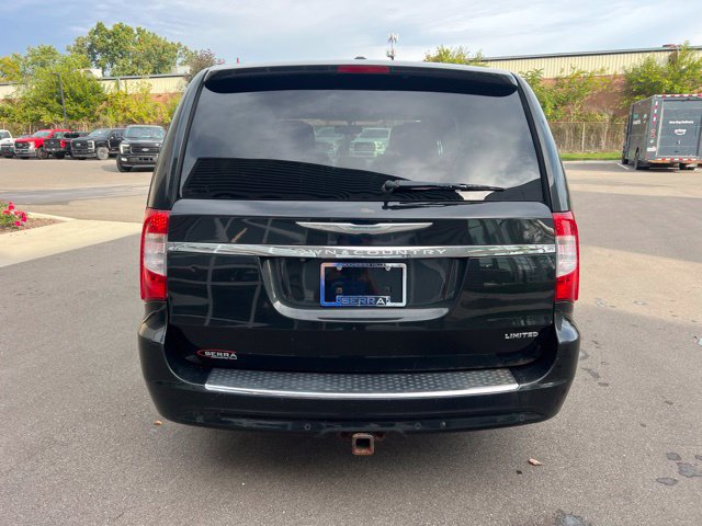 Used 2013 Chrysler Town & Country Limited w/ Luxury Group FWD image 6