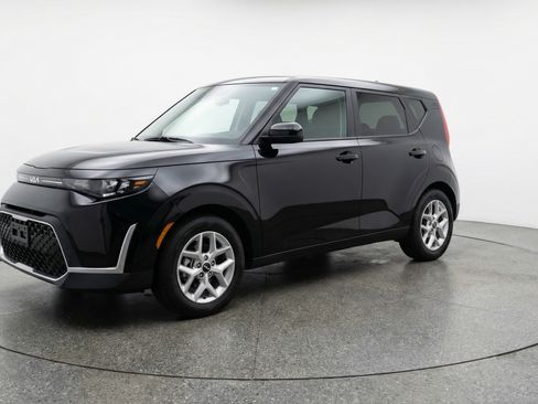 Used 2025 Kia Soul LX w/ LX Technology Package image 3