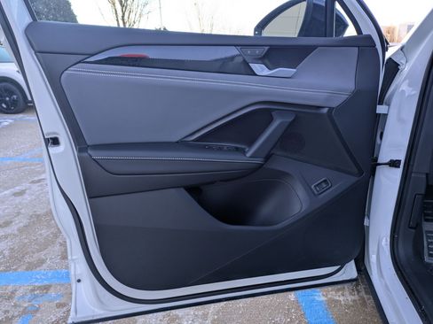 Used 2025 Volkswagen Tiguan SE R-Line image 11