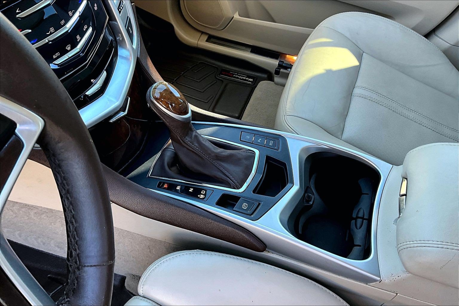Used 2015 Cadillac SRX Luxury w/ Driver Awareness Package FWD image 17