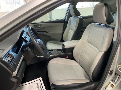 Used 2017 Toyota Camry SE w/ Moonroof Package image 16