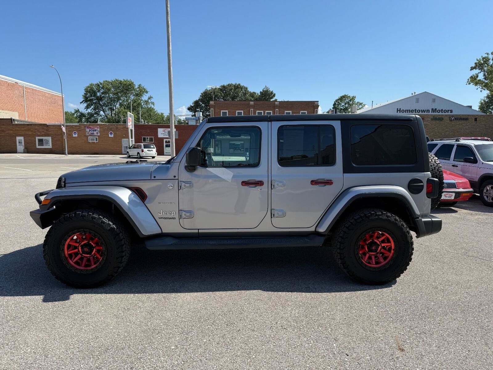 Used 2018 Jeep Wrangler Unlimited Sahara w/ Dual Top Group AWD/4WD image 8