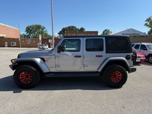 Used 2018 Jeep Wrangler Unlimited Sahara w/ Dual Top Group AWD/4WD image 8