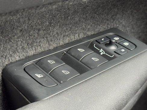 Certified 2025 Volvo XC40 B5 Core image 23