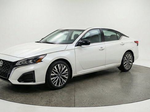 Used 2025 Nissan Altima 2.5 SV FWD image 3