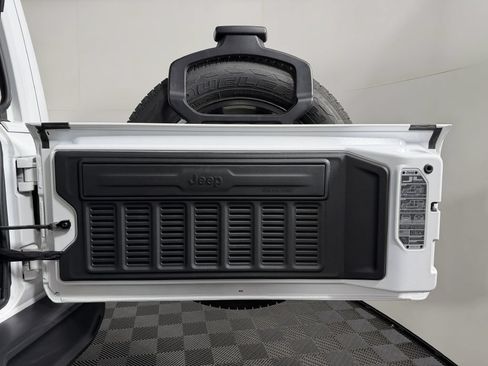Used 2023 Jeep Wrangler Unlimited Sahara AWD/4WD image 12