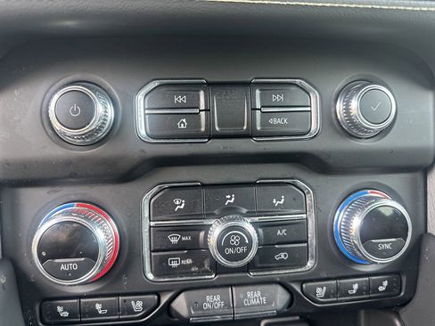 Used 2024 GMC Yukon SLT w/ SLT Luxury Package image 22