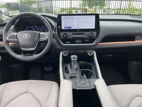 Used 2025 Toyota Grand Highlander AWD Hybrid image 18