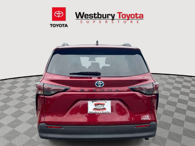 Used 2024 Toyota Sienna LE FWD image 9