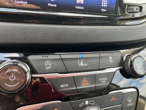 Used 2022 Chrysler Pacifica Touring-L image 39