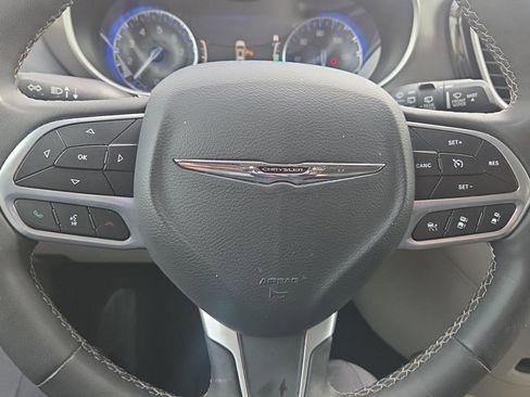 Used 2023 Chrysler Pacifica Touring-L FWD image 17