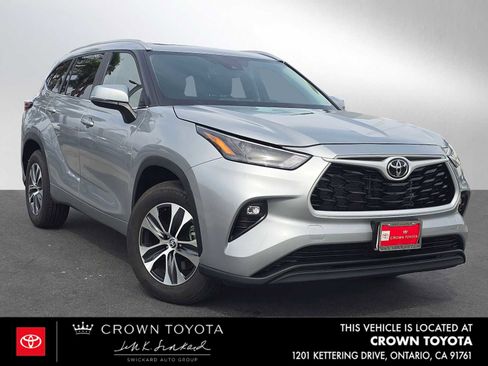 Certified 2025 Toyota Highlander XLE FWD image 1