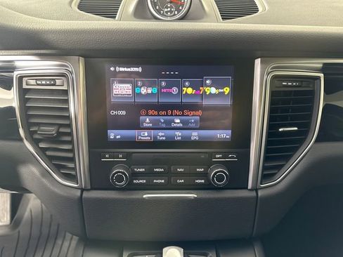 Used 2018 Porsche Macan AWD/4WD image 28