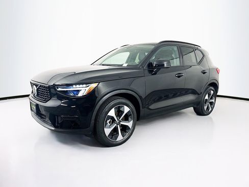Used 2024 Volvo XC40 B5 Core image 3