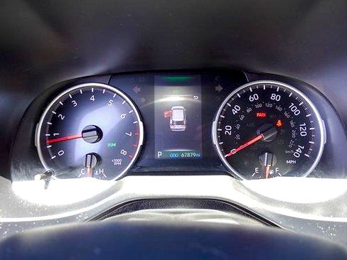 Used 2021 Toyota RAV4 XLE w/ Convenience Package FWD image 15