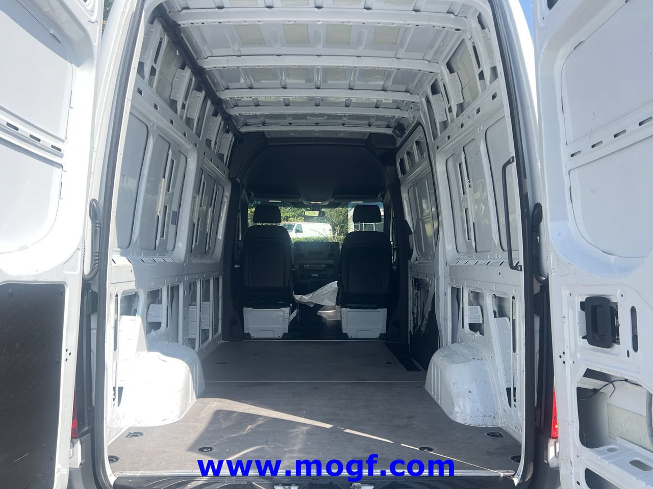 Used 2025 Mercedes-Benz Sprinter 2500 image 18