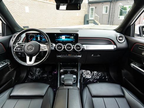 Used 2020 Mercedes-Benz GLB 250 4MATIC w/ Premium Package image 31