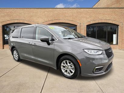 Used 2023 Chrysler Pacifica Touring-L