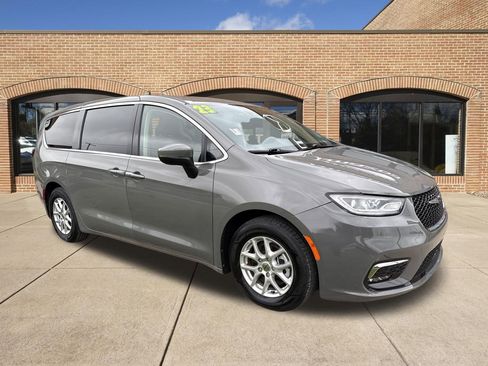 Used 2023 Chrysler Pacifica Touring-L FWD image 1