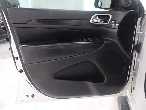 Used 2017 Jeep Grand Cherokee Altitude AWD/4WD image 9