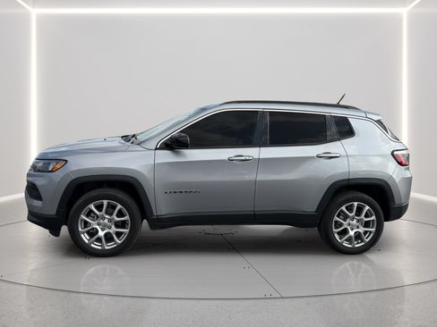 Used 2022 Jeep Compass Latitude AWD/4WD image 13
