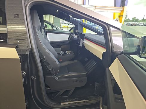 Used 2024 Tesla Cybertruck Cyberbeast AWD/4WD image 8