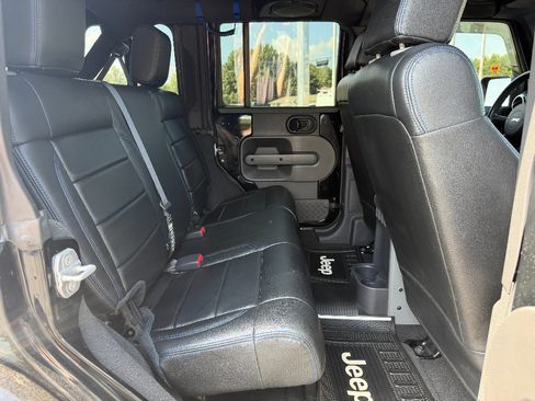 Used 2007 Jeep Wrangler Unlimited Sahara w/ Dual Top Group AWD/4WD image 23