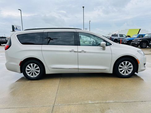 Used 2017 Chrysler Pacifica Touring-L FWD image 39